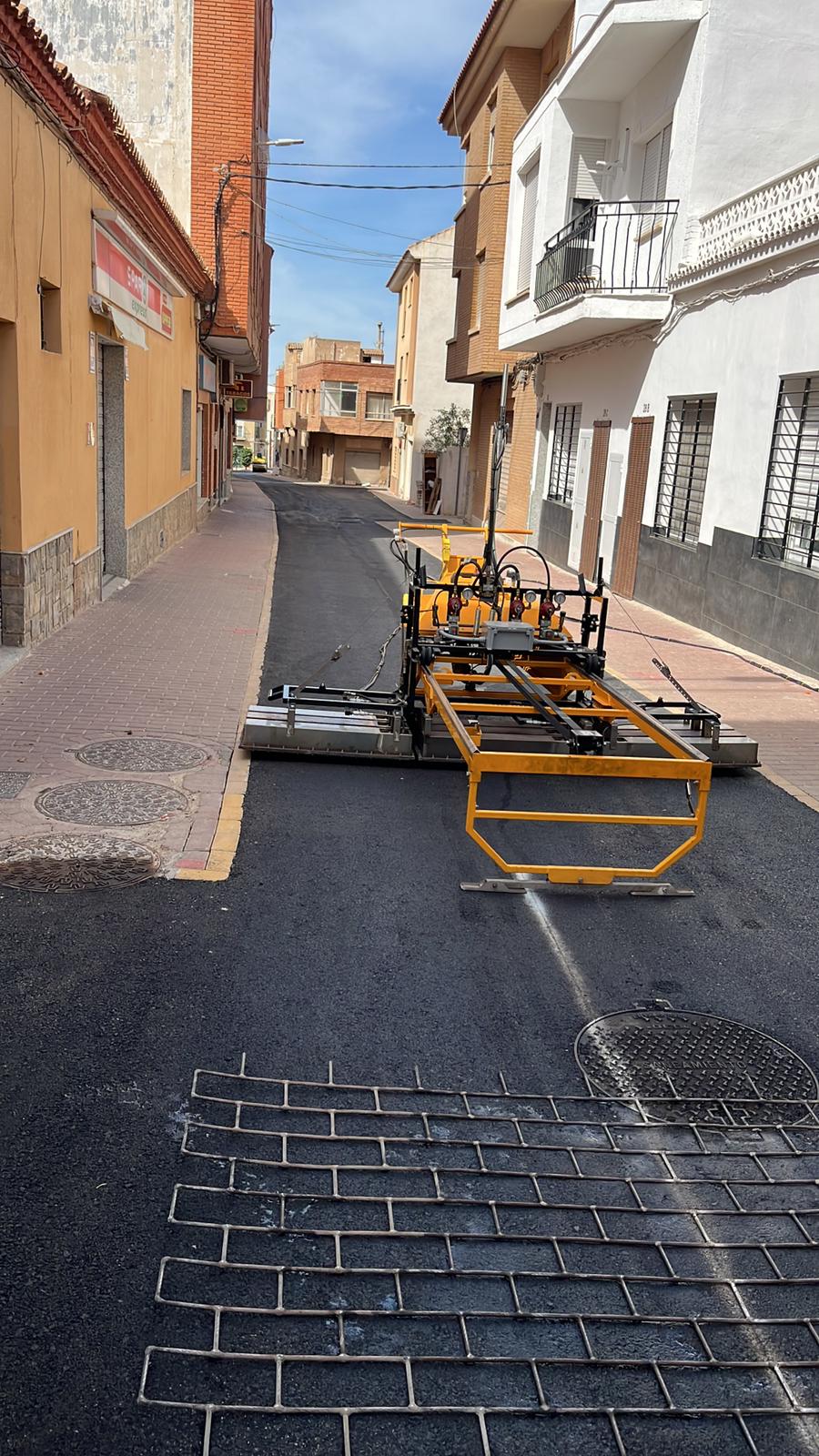 Trabajos de pavimentación en la calle Andrés Cegarra