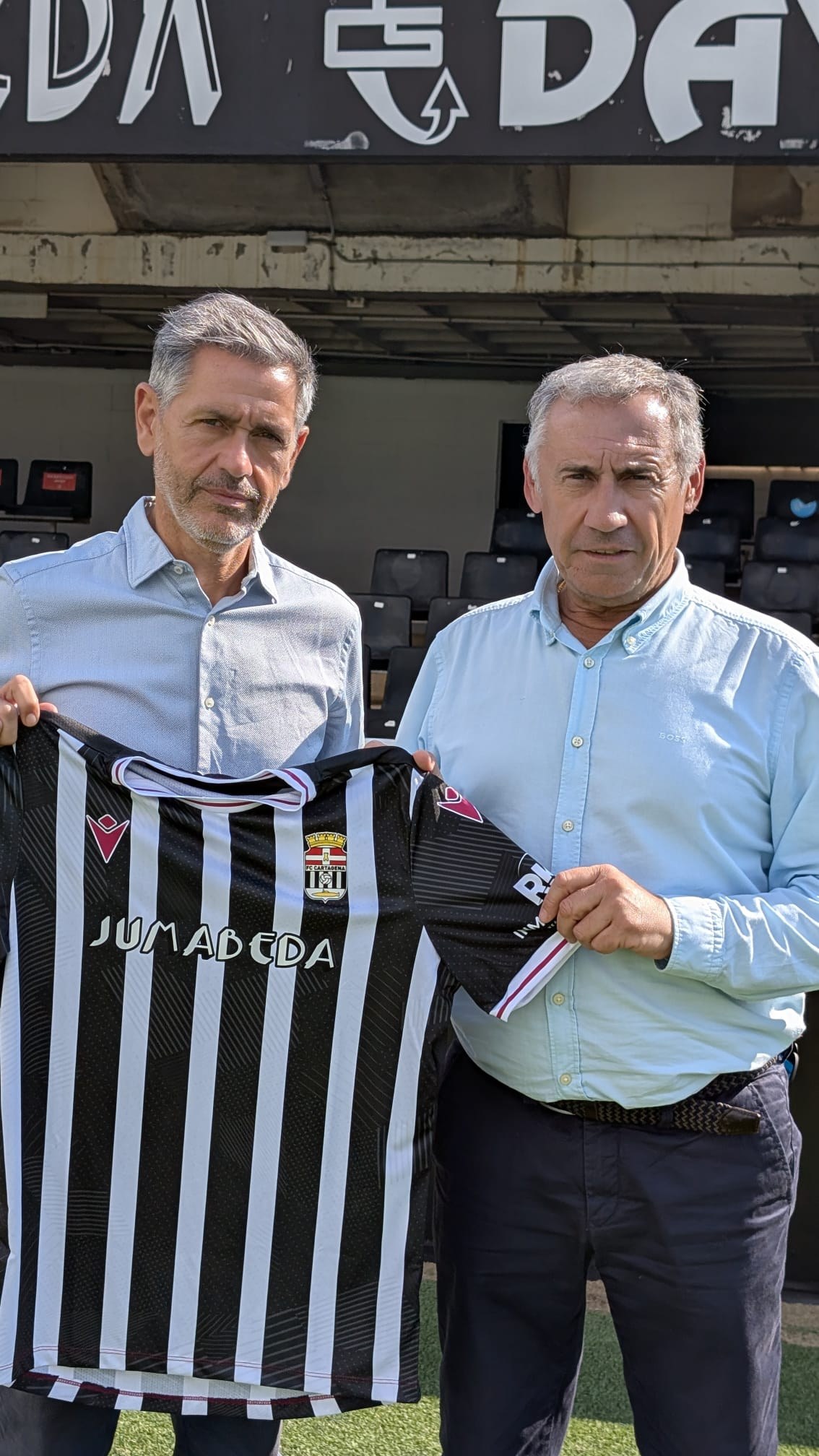 Detalle de la camiseta albinegra con el patrocinio de Jumabeda