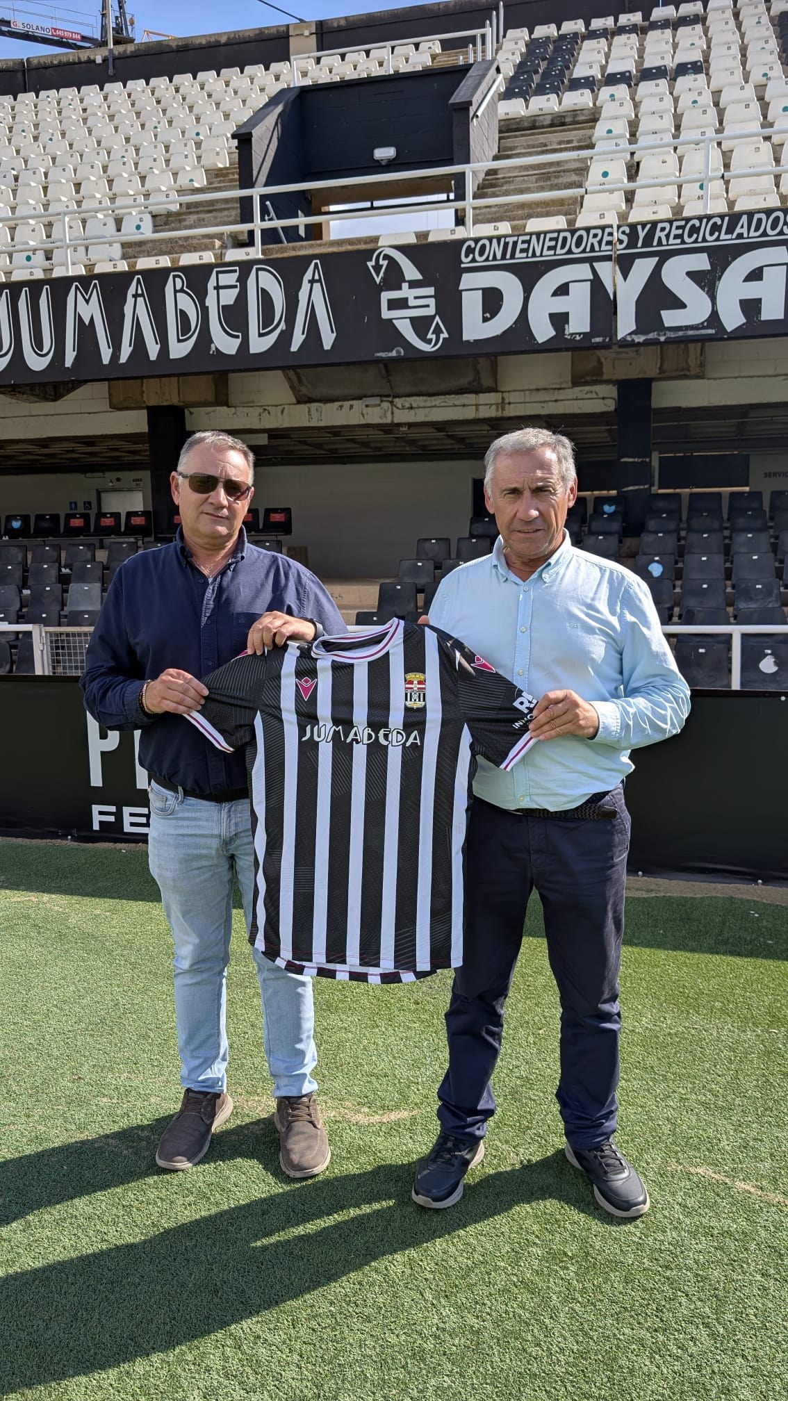 Presentación de la camiseta del FC Cartagena Genuine con el patrocinio de Jumabeda